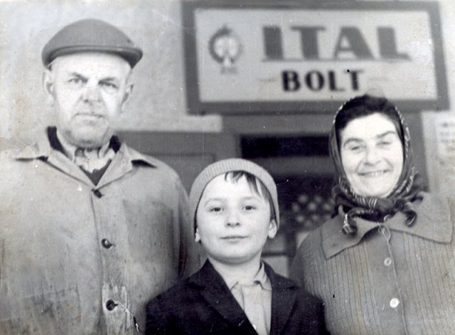 Italbolt előtt