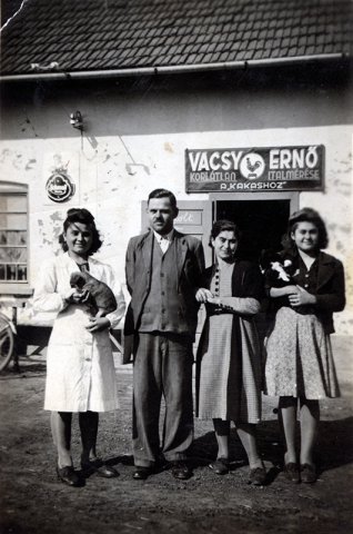 A kocsma előtt